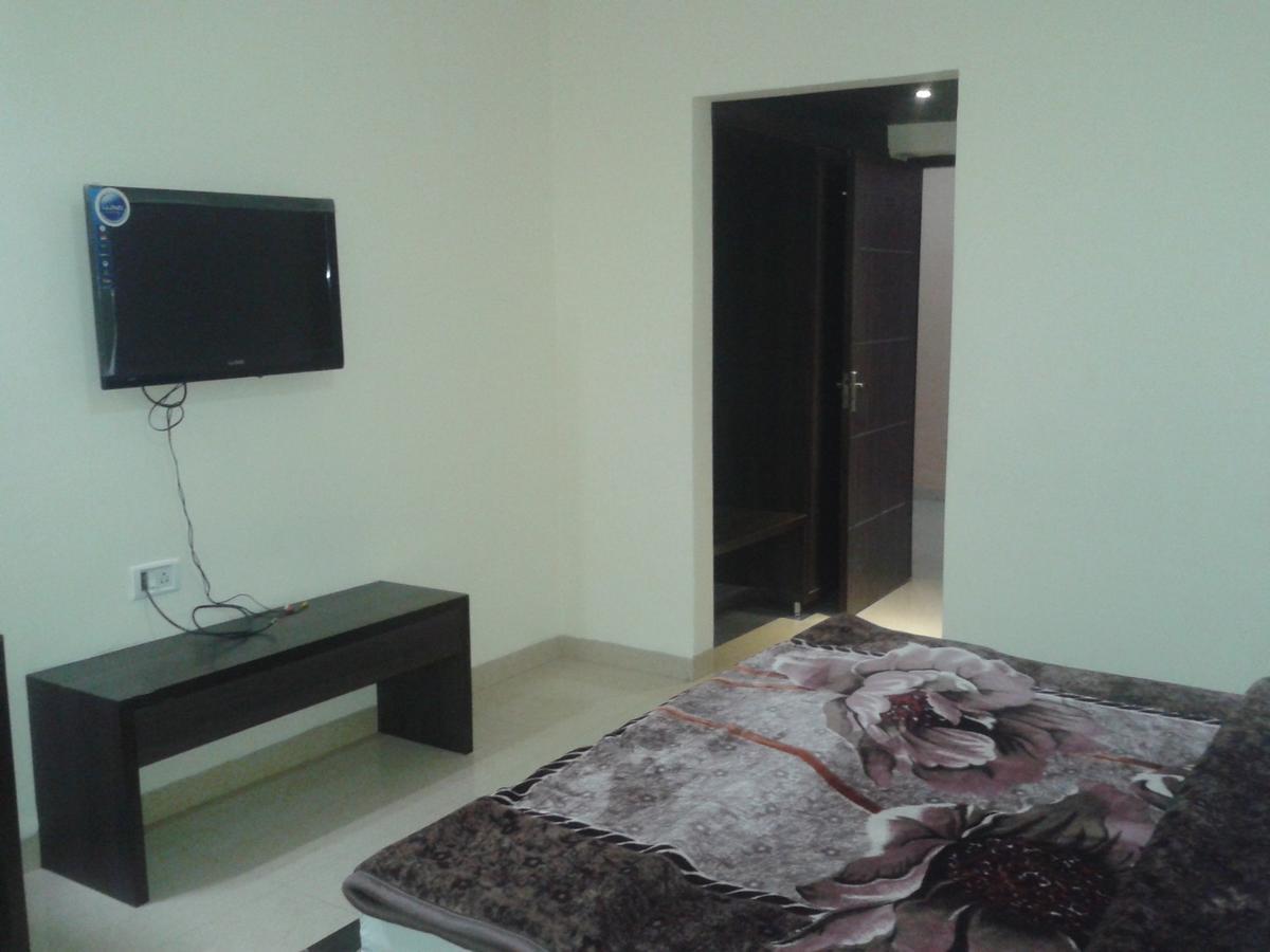 Hotel Milan Palace Amritsar Oda fotoğraf